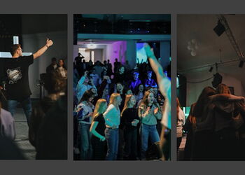 Jugendliche stehen dicht gedrängt vor einer Bühne, singen und heben die Hände, während ein Leiter vor einem Kreuz spricht; in einer anderen Szene umarmen sich mehrere Teilnehmerinnen und Teilnehmer – die Atmosphäre ist geprägt von Gemeinschaft, Musik und