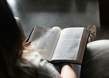 Eine Frau liest in einer Bibel