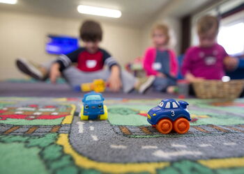 Alltagsszene aus einer Kindertagesstätte: spielende Kinder in einem Gruppenraum.