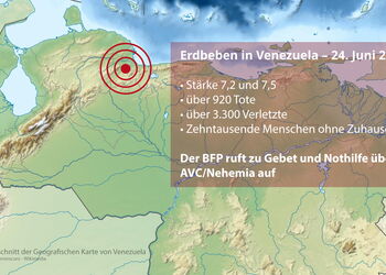 Ausschnitt der geografischen Karte von Venezuela mit der Kennzeichnung des Erdbebengebiets im Nordosten Venezuelas durch rote Kreise und eine Infobox auf der rechten Seite.