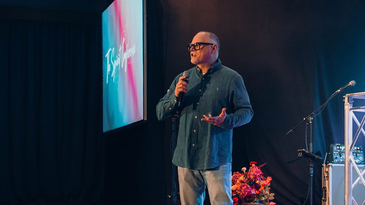 Ein Mann steht auf einer Bühne bei der SpiritCon in Bautzen.