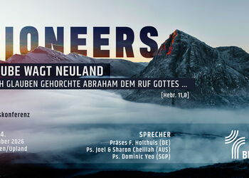 Konferenzmotiv „PIONEERS“ zur BFP-Konferenz 2026: Berglandschaft im Morgenlicht mit Nebel, darüber der Schriftzug „Glaube wagt Neuland – Durch Glauben gehorchte Abraham dem Ruf Gottes (Hebr. 11,8)“, Termin 21.–24. September 2026 in Willingen/Upland sowie