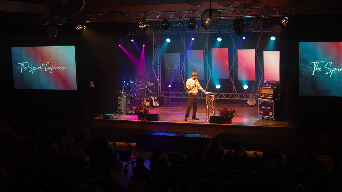 Ein Mann steht auf einer Bühne bei der SpiritCon in Bautzen.