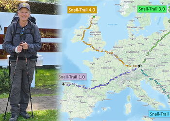 Pastor Steven Dunn mit Wanderausrüstung und Trekkingstöcken vor einer Übersichtskarte seiner vier "Snail Trail"-Pilgerwege durch Europa. Die Routen führen nach Spanien, Griechenland, Estland und von Schottland nach Bayern und bilden zusammen ein Kreuz auf
