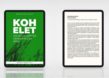 Zwei Tablets vor grauem Hintergrund: Links das grüne Cover des E-Books „Kohelet – Ein reflektierter Denker in der Bibel“ von Hartmut Knorr, rechts eine Beispielseite mit einer Wochenandacht und Bibeltext.