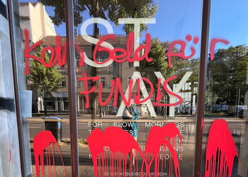 Schaufenster das Café Stay in Leipzig, dass mit Graffiti beschmiert wurde.