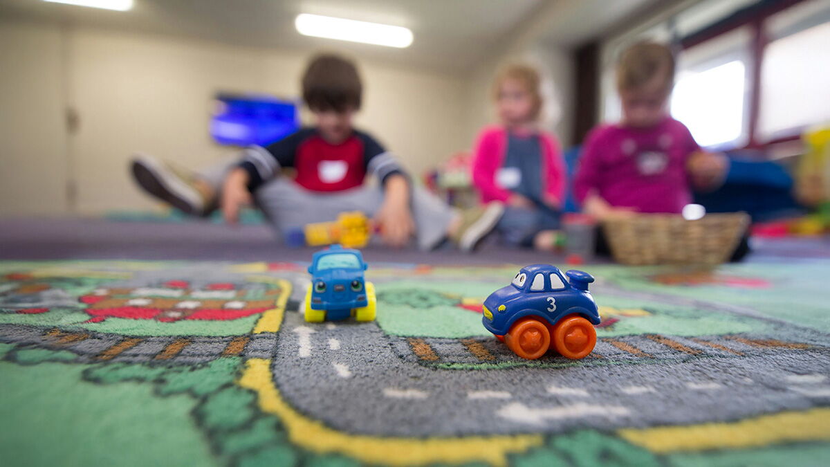 Alltagsszene aus einer Kindertagesstätte: spielende Kinder in einem Gruppenraum.