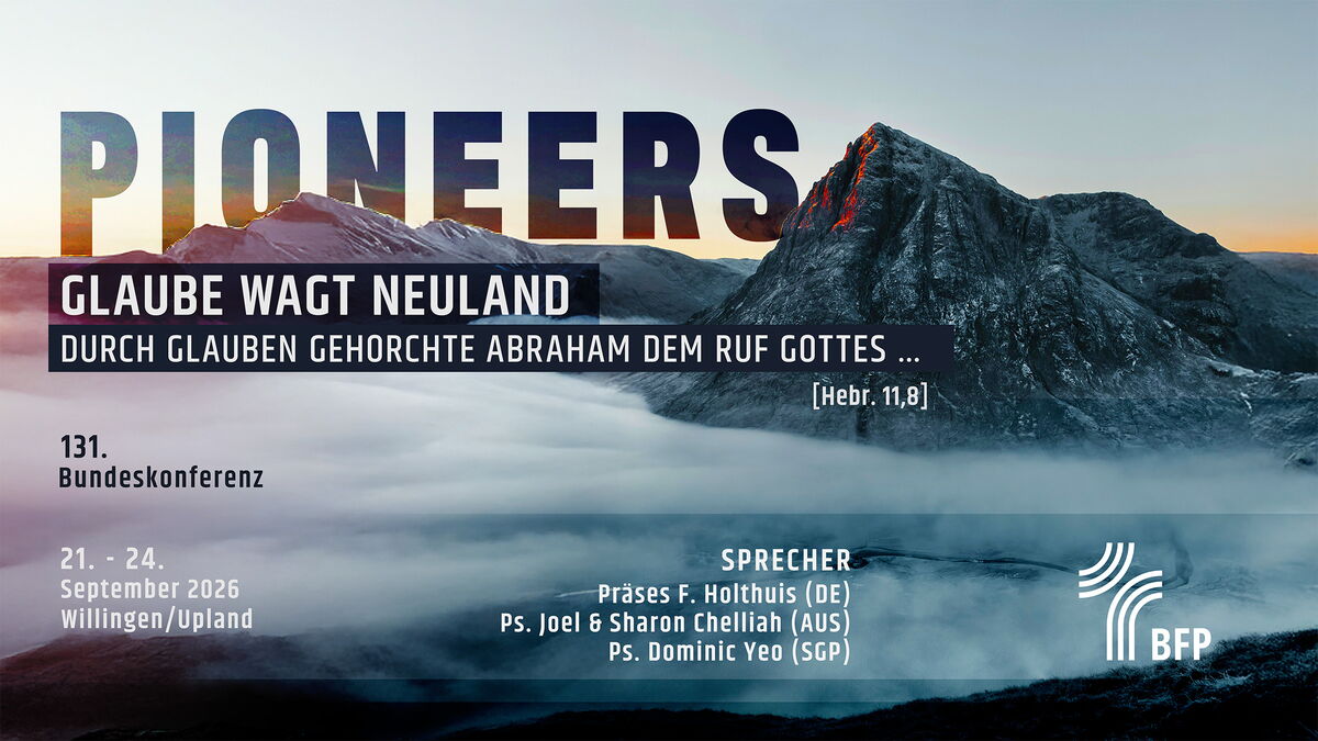 Konferenzmotiv „PIONEERS“ zur BFP-Konferenz 2026: Berglandschaft im Morgenlicht mit Nebel, darüber der Schriftzug „Glaube wagt Neuland – Durch Glauben gehorchte Abraham dem Ruf Gottes (Hebr. 11,8)“, Termin 21.–24. September 2026 in Willingen/Upland sowie