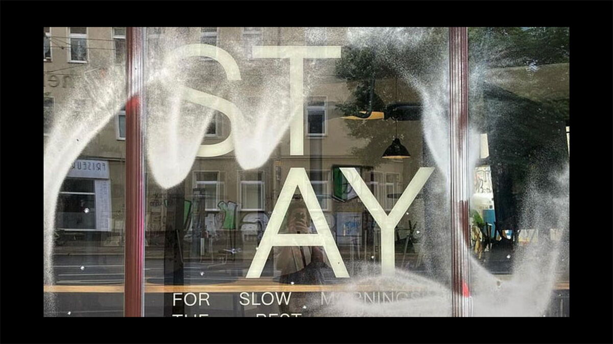 Schaufenster das Café Stay in Leipzig, dass mit Graffiti beschmiert wurde.