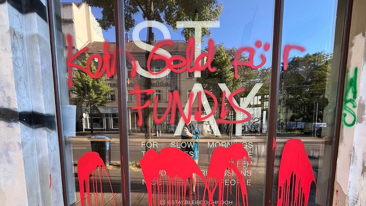 Schaufenster das Café Stay in Leipzig, dass mit Graffiti beschmiert wurde.