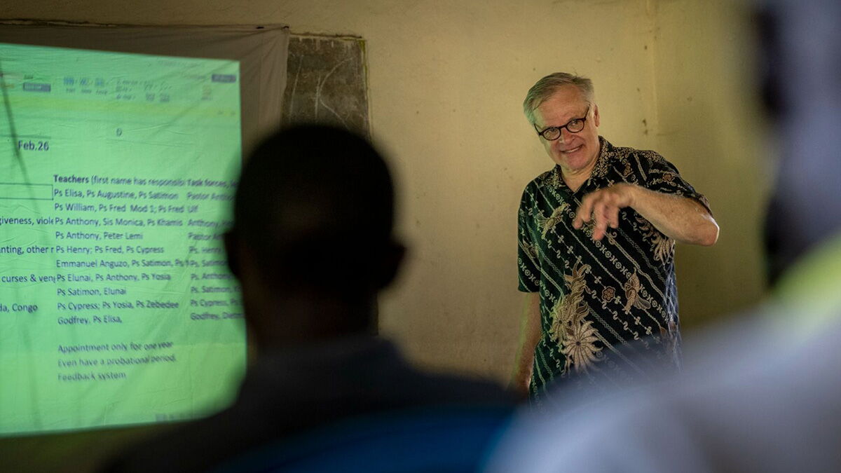 Ulf Strohbehn vom BFP-Missionswerk VMI unterrichtet angehende Lehrkräfte der Hope Bible School im Flüchtlingslager Rhino Camp in Norduganda.