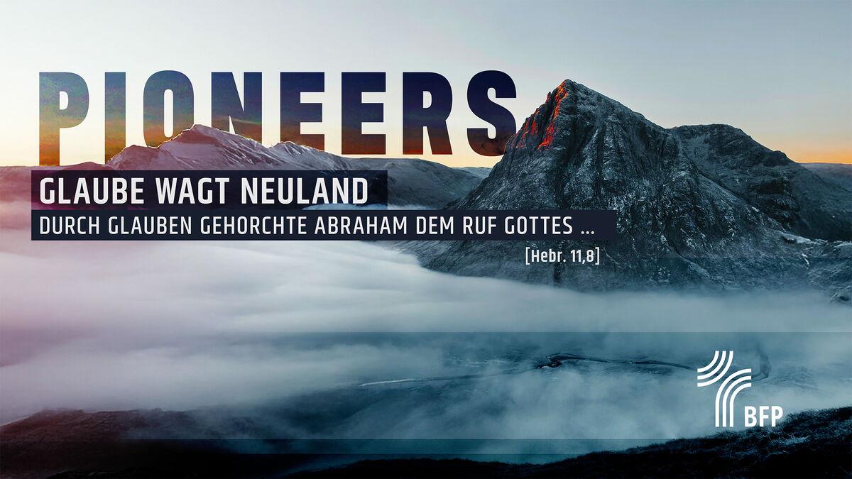 Konferenzmotiv „PIONEERS“ zur BFP-Konferenz 2026: Berglandschaft im Morgenlicht mit Nebel, darüber der Schriftzug „Glaube wagt Neuland – Durch Glauben gehorchte Abraham dem Ruf Gottes (Hebr. 11,8)“, Termin 21.–24. September 2026 in Willingen/Upland sowie
