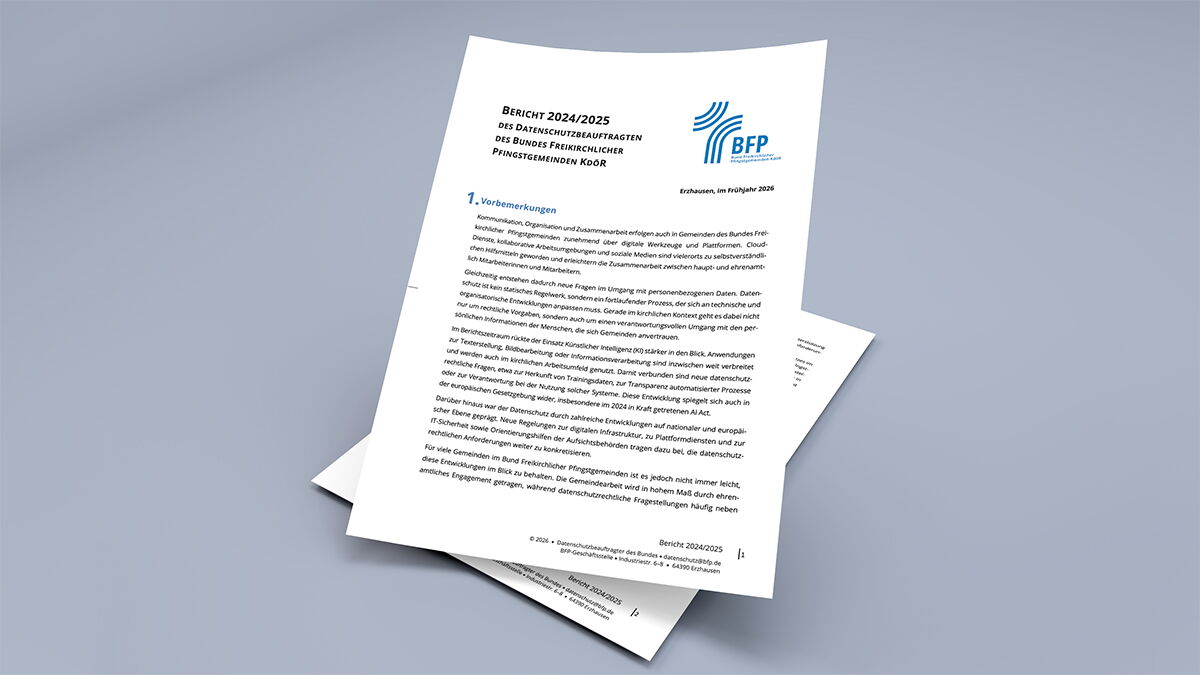 Titelseite des Datenschutzberichts 2024/2025 des Bundes Freikirchlicher Pfingstgemeinden (BFP) auf einer grauen Hintergrundfläche. Der Bericht liegt leicht schräg auf weiteren Papierseiten und trägt das BFP-Logo.