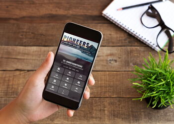 Eine Hand hält ein Smartphone mit geöffneter BFP-Konferenz-App zur Bundeskonferenz 2026.