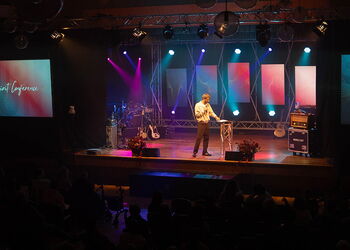 Ein Mann steht auf einer Bühne bei der SpiritCon in Bautzen.