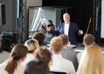 BFP-Generalsekretär Peter Bregy predigt bei der Absolventenfeier 2026 vor den Absolventinnen und Absolventen in Erzhausen.