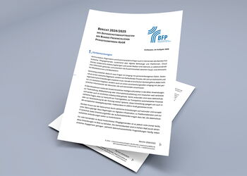 Titelseite des Datenschutzberichts 2024/2025 des Bundes Freikirchlicher Pfingstgemeinden (BFP) auf einer grauen Hintergrundfläche. Der Bericht liegt leicht schräg auf weiteren Papierseiten und trägt das BFP-Logo.