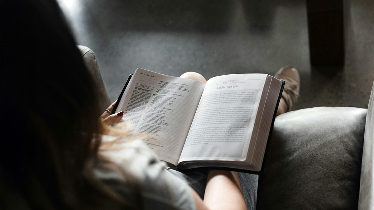 Eine Frau liest in einer Bibel