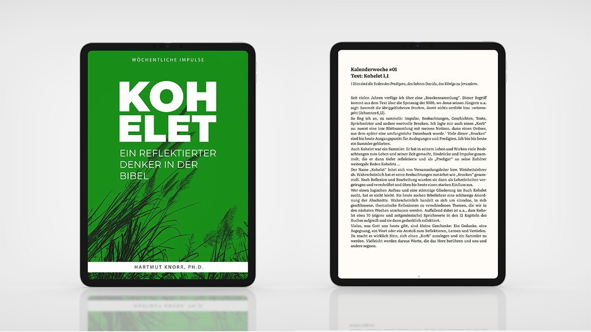 Zwei Tablets vor grauem Hintergrund: Links das grüne Cover des E-Books „Kohelet – Ein reflektierter Denker in der Bibel“ von Hartmut Knorr, rechts eine Beispielseite mit einer Wochenandacht und Bibeltext.
