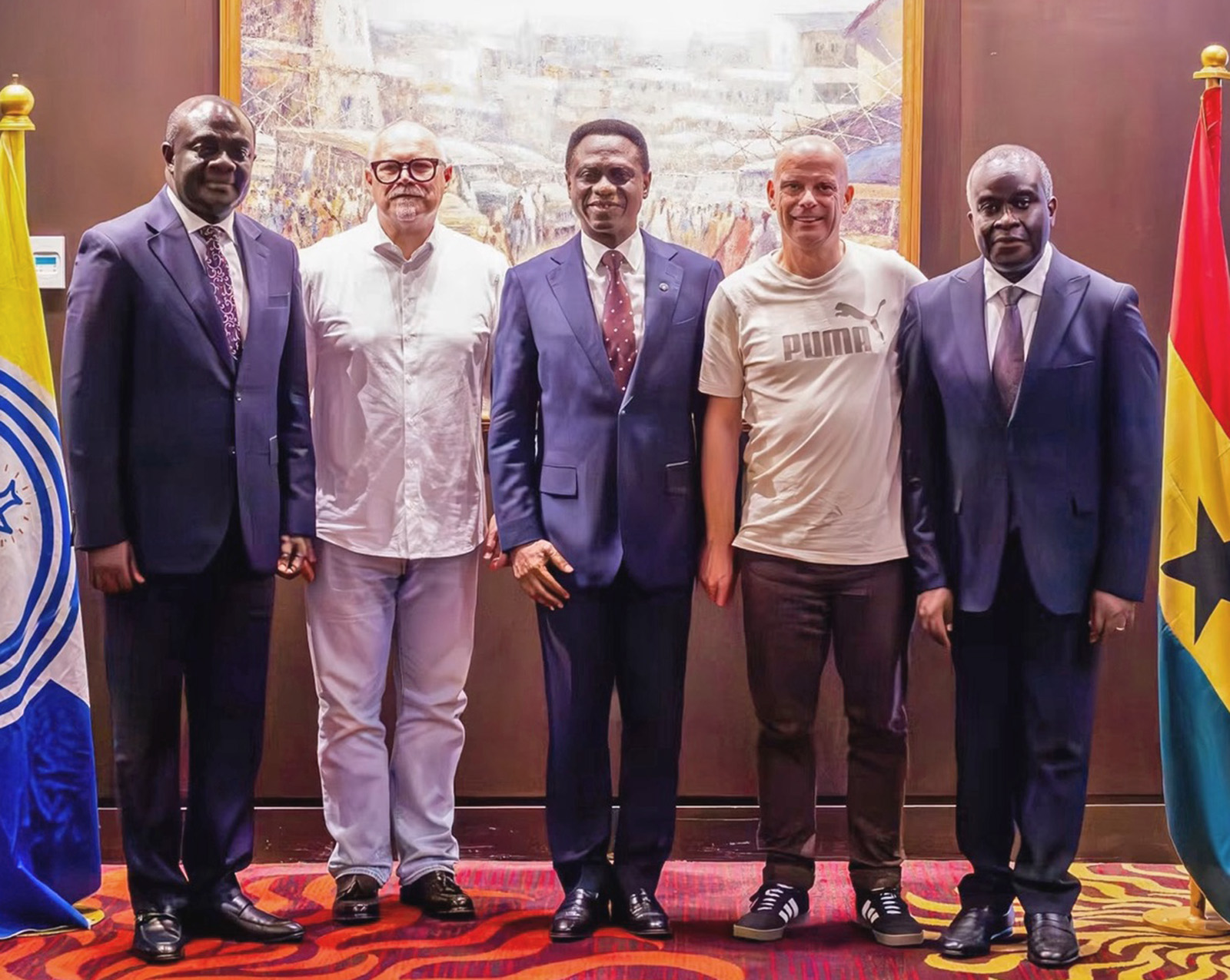 Fünf Männer bei einem offiziellen Treffen in Ghana. In der Mitte steht Apostle Dr. Eric Kwabena Nyamekye, links und rechts von ihm die BFP-Vertreter Friedhelm Holthuis und Andreas Sommer sowie zwei Mitglieder des CoP-Vorstands.